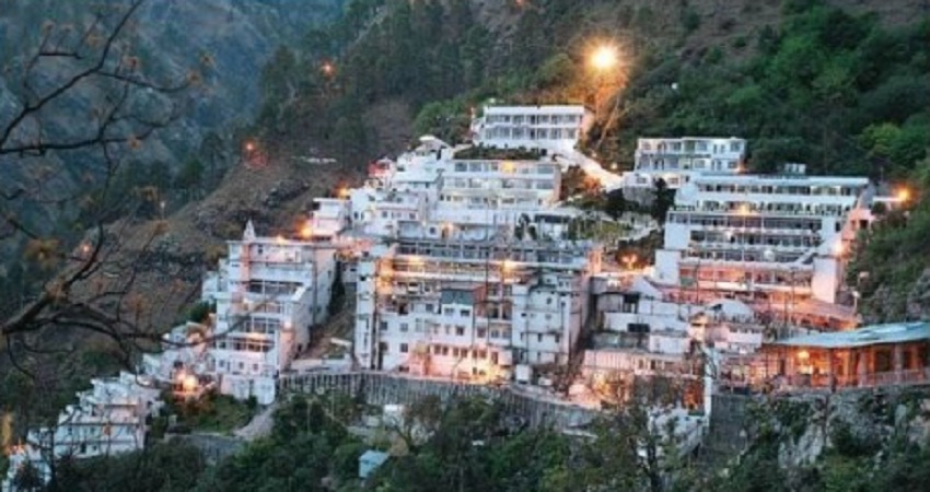 वैष्णो देवी की यात्रा हुई शुरू, तीर्थयात्रियों के लिए मास्क या फेस कवर लगाना होगा अनिवार्य वैष्णो देवी की यात्रा हुई शुरू, तीर्थयात्रियों के लिए मास्क या फेस कवर लगाना होगा अनिवार्य